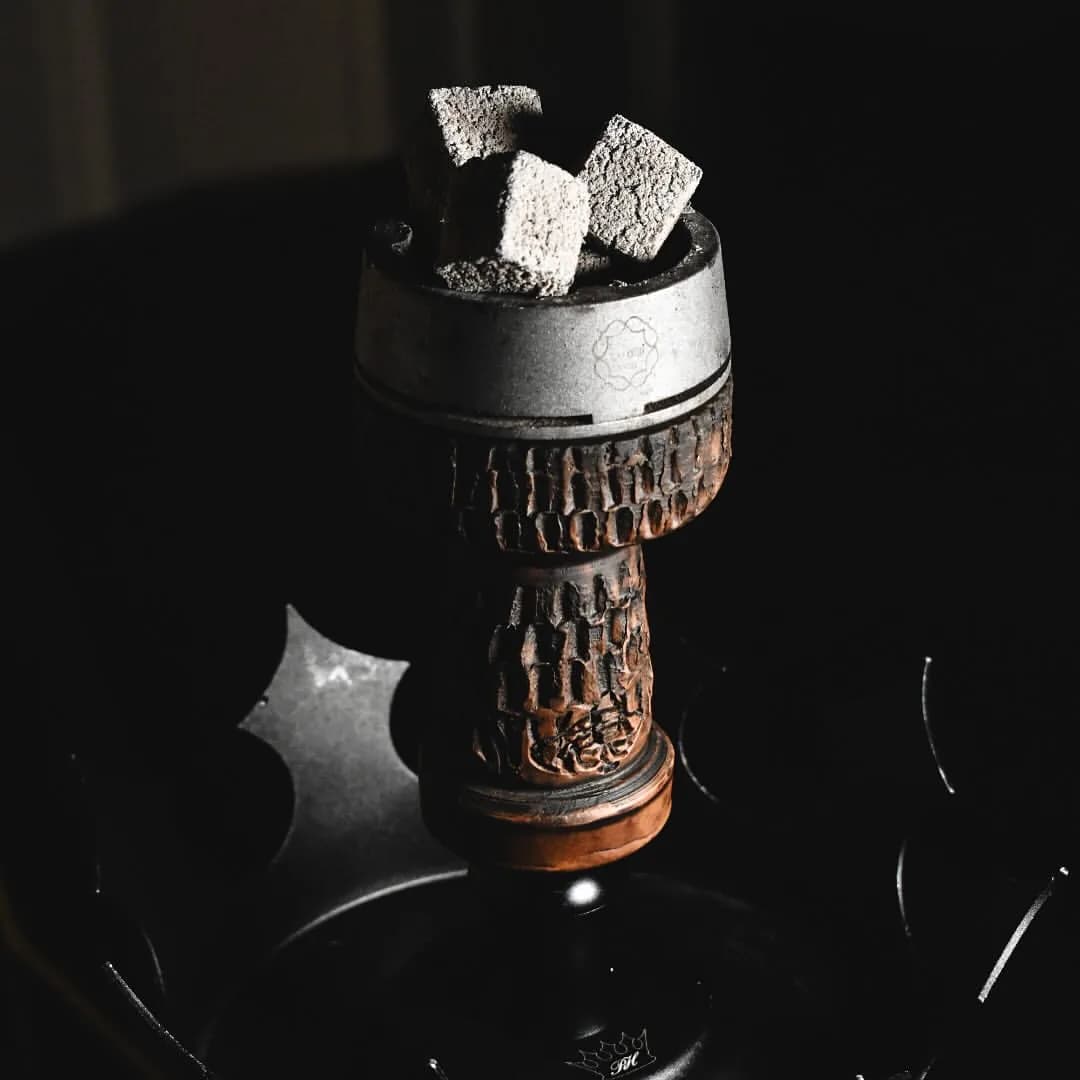Cazoleta de shisha encendida en Mundus Lounge
